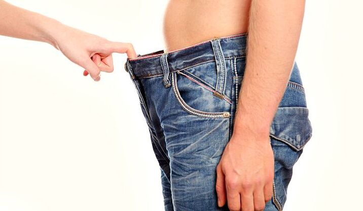 mujer se asoma en los pantalones de un hombre con un pene agrandado refresco